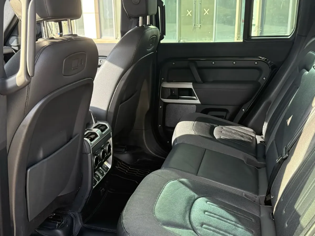 2021 Land Rover Defender 3.0T 400HP L6 8AT,autocango,china used car exporter,china ev exporter,chinese used car exporter,chinese used ev exporter