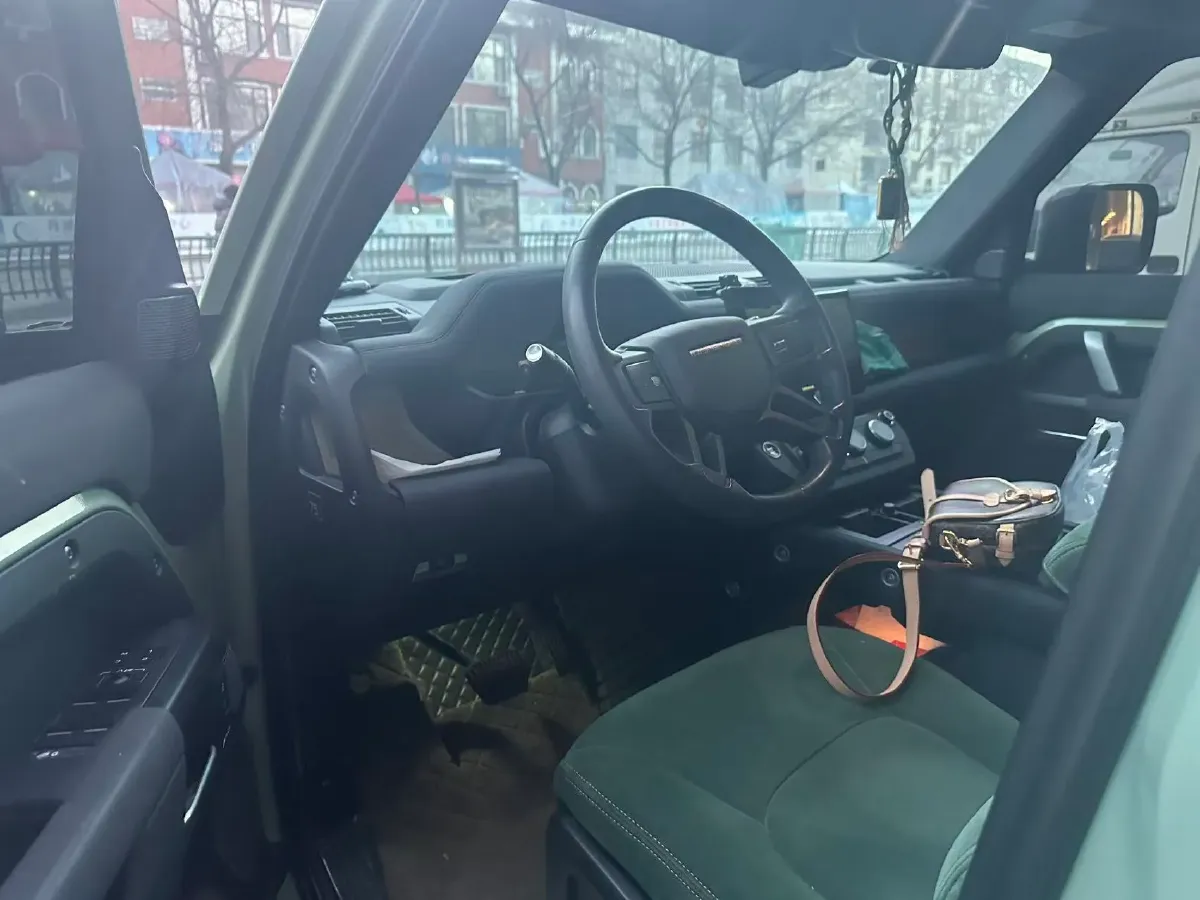 2023 Land Rover Defender 3.0T 400HP L6 8AT,autocango,china used car exporter,china ev exporter,chinese used car exporter,chinese used ev exporter