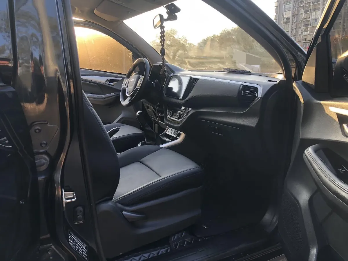 2020 JMC BaoDian 2.5T 140HP L4 5MT,autocango,china used car exporter,china ev exporter,chinese used car exporter,chinese used ev exporter