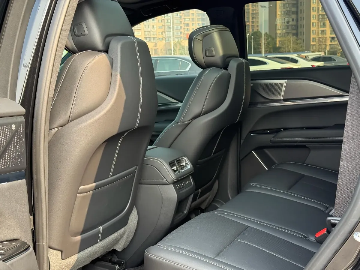 2025 Cadillac XT5 2.0T 237HP L4 9AT,autocango,china used car exporter,china ev exporter,chinese used car exporter,chinese used ev exporter