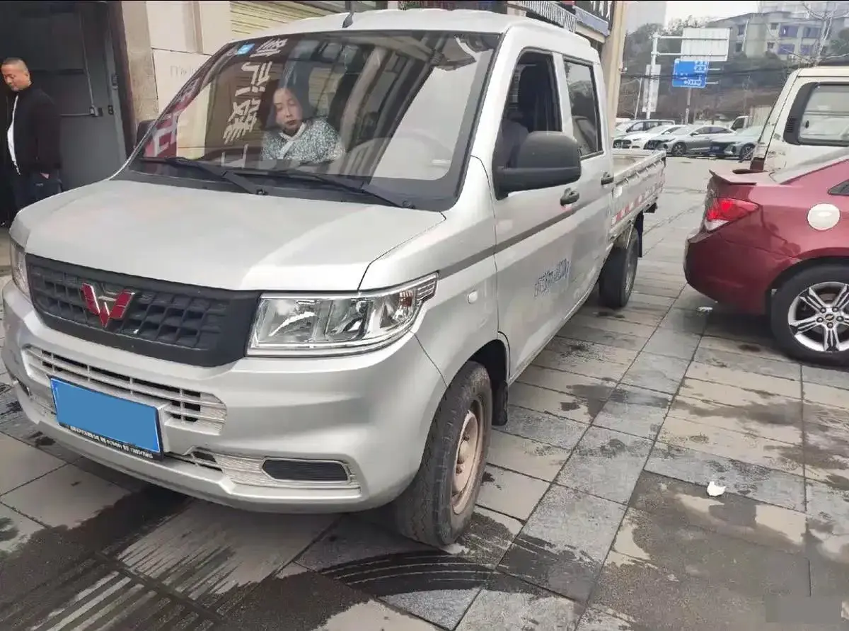 2023 WuLing RongGuang New Truck 1.5L 102HP L4 5MT