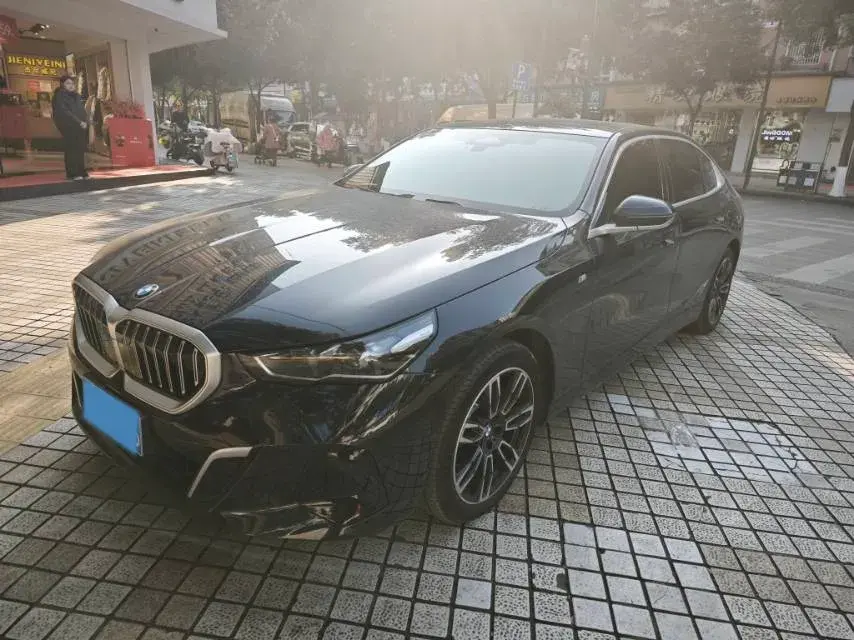 2024 BMW 5 Series 2.0T 190HP L4 8AT