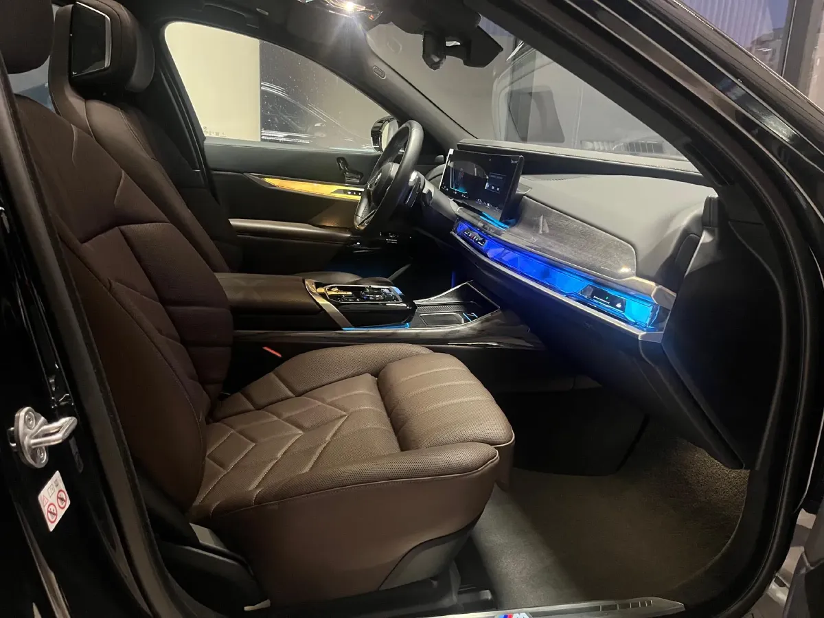 2023 BMW 7 Series 3.0T 381HP L6 8AT,autocango,china used car exporter,china ev exporter,chinese used car exporter,chinese used ev exporter