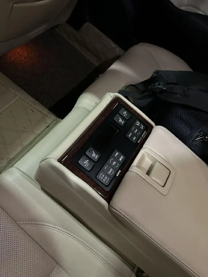 2018 Toyota Crown 2.0T 235HP L4 8AT,autocango,china used car exporter,china ev exporter,chinese used car exporter,chinese used ev exporter