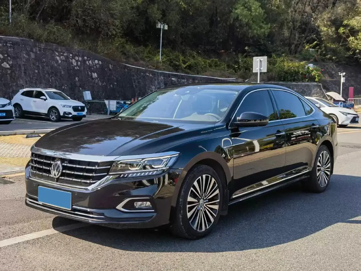 2019 Volkswagen Passat 2.0T 220HP L4 7DCT