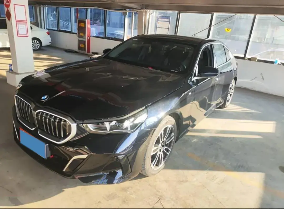 2025 BMW 5 Series 2.0T 258HP L4 8AT