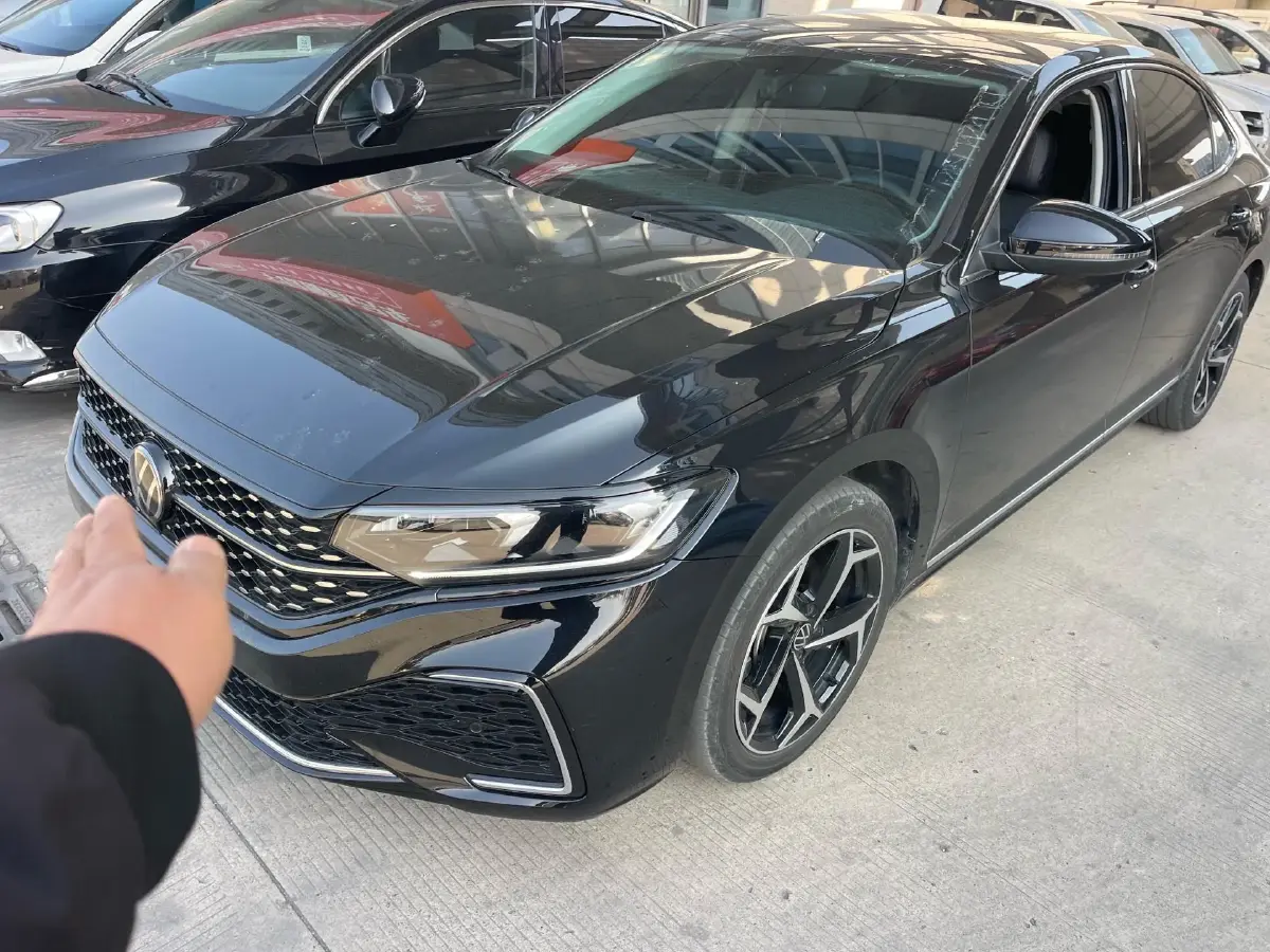 2024 Volkswagen Passat 2.0T 220HP L4 7DCT