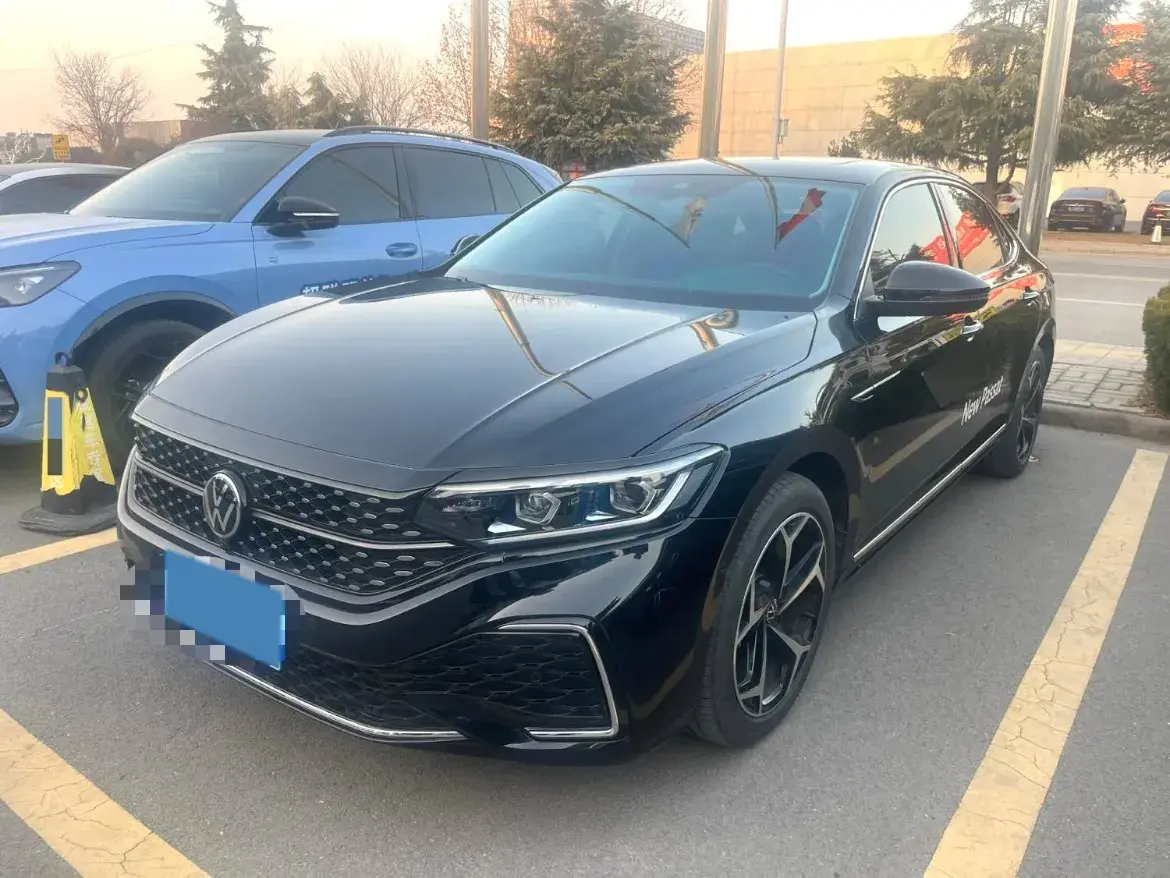 2025 Volkswagen Passat 2.0T 220HP L4 7DCT