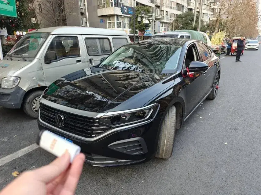 2025 Volkswagen Passat 2.0T 220HP L4 7DCT