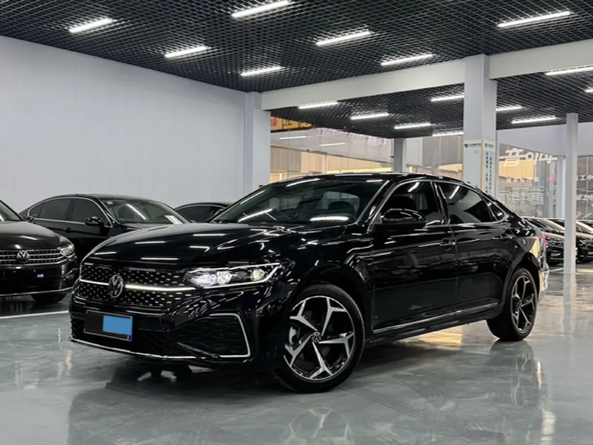 2025 Volkswagen Passat 2.0T 220HP L4 7DCT