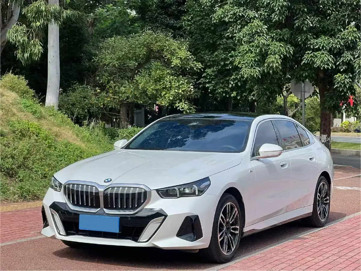 2024 BMW 5 Series 2.0T 258HP L4 8AT