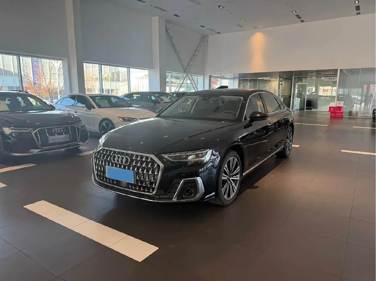 2025 Audi A8 2.0T 265HP L4 8AT