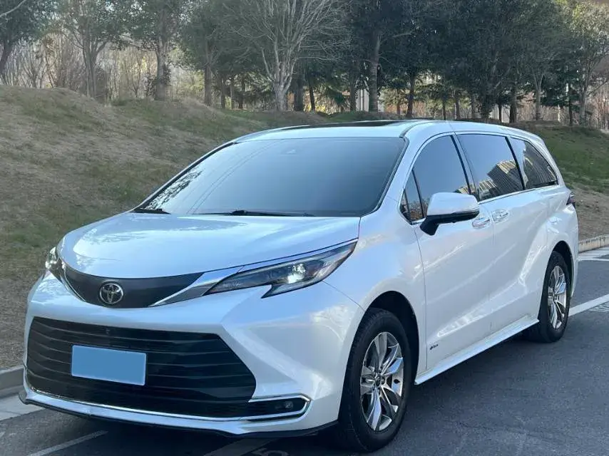 2024 Toyota Sienna 2.5L 189HP L4 E-CVT Hybrid