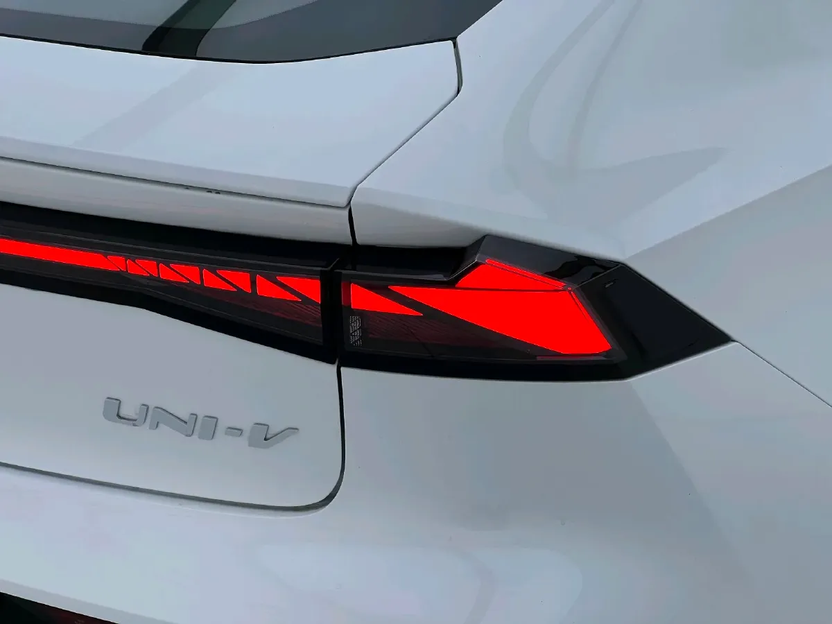 2024 ChangAn UNI-V 1.5T 188HP L4 7DCT,autocango,china used car exporter,china ev exporter,chinese used car exporter,chinese used ev exporter