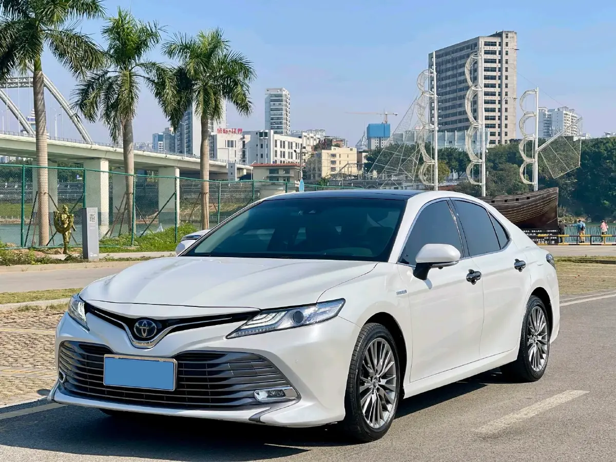 2019 Toyota Camry 2.5L 178HP L4 E-CVT Hybrid