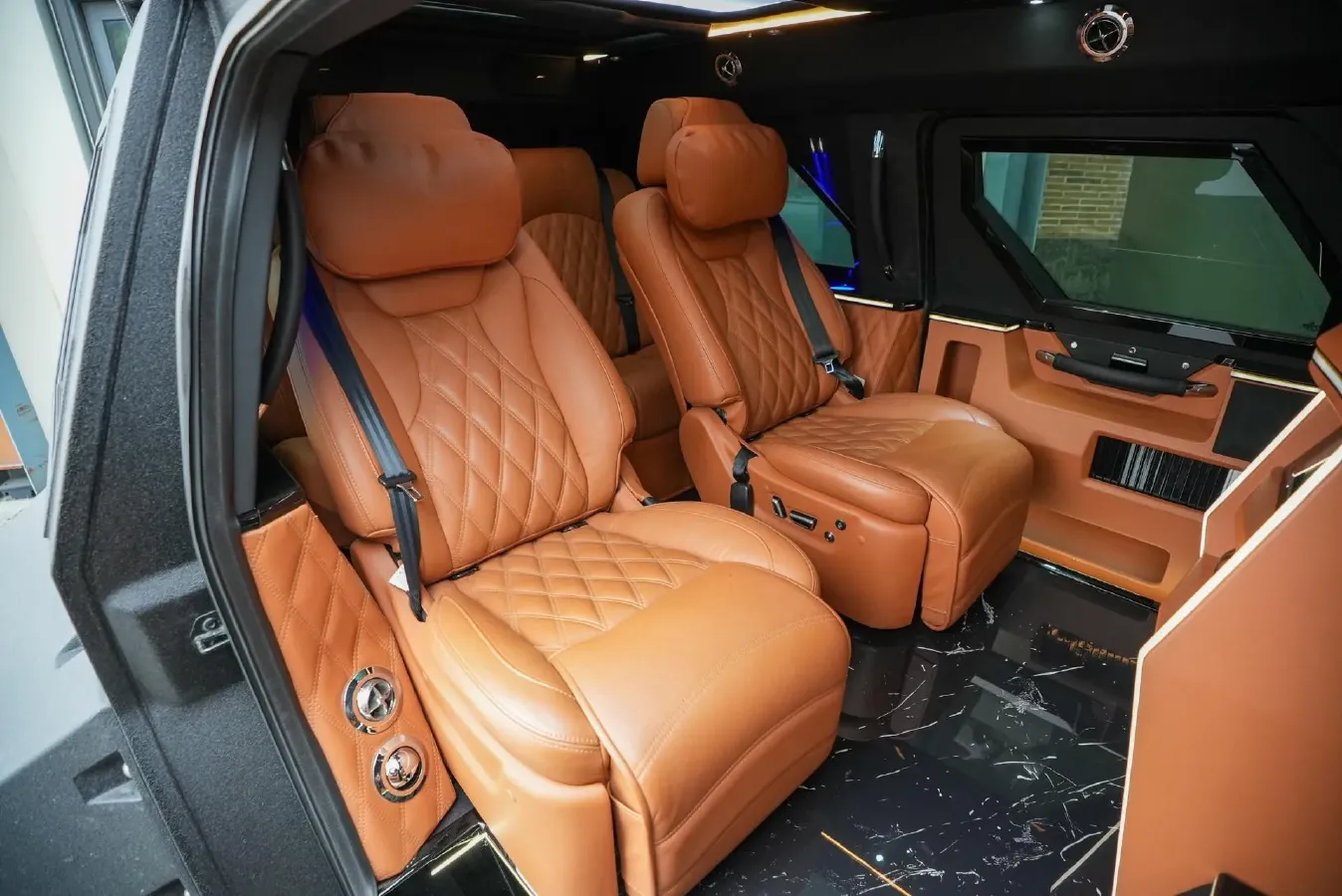 2011 Aston Martin DB9 6.0L 476HP V12 6AT,autocango,china used car exporter,china ev exporter,chinese used car exporter,chinese used ev exporter