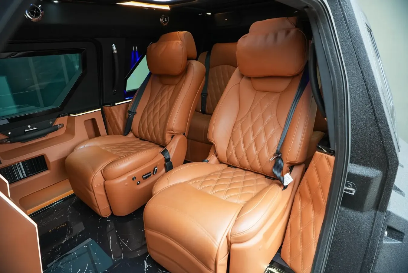 2011 Aston Martin DB9 6.0L 476HP V12 6AT,autocango,china used car exporter,china ev exporter,chinese used car exporter,chinese used ev exporter