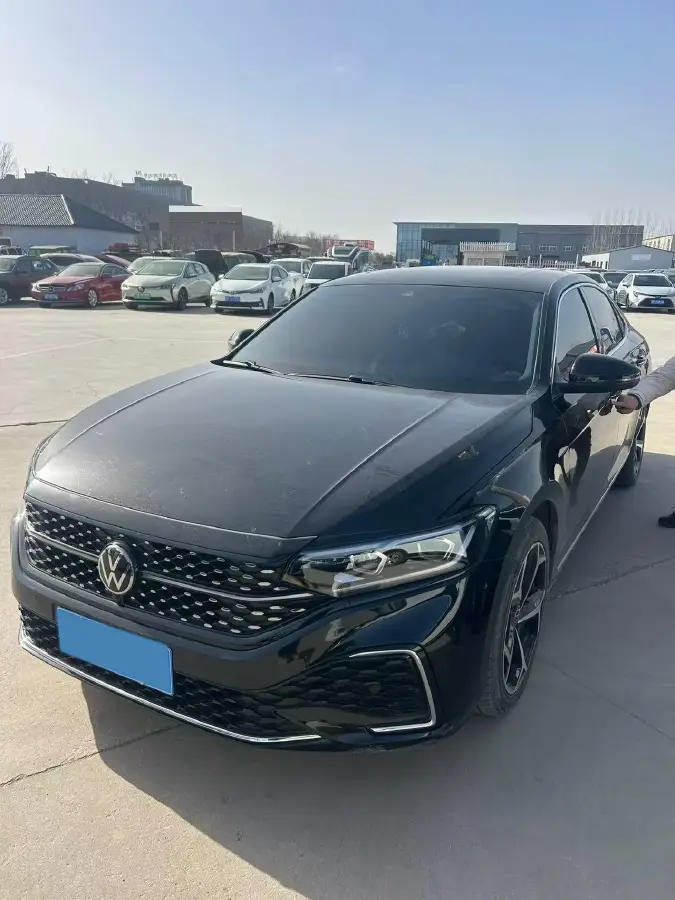 2023 Volkswagen Passat 2.0T 186HP L4 7DCT