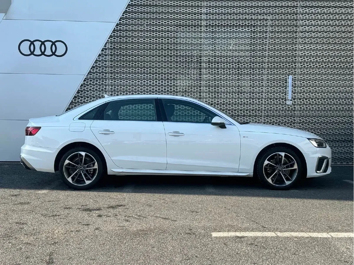 2024 Audi A4L 2.0T 190HP L4 7DCT,autocango,china used car exporter,china ev exporter,chinese used car exporter,chinese used ev exporter