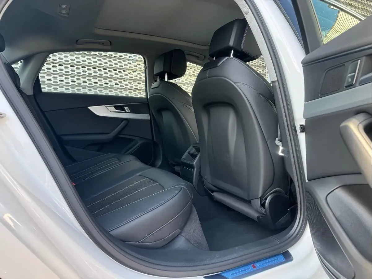 2024 Audi A4L 2.0T 190HP L4 7DCT,autocango,china used car exporter,china ev exporter,chinese used car exporter,chinese used ev exporter