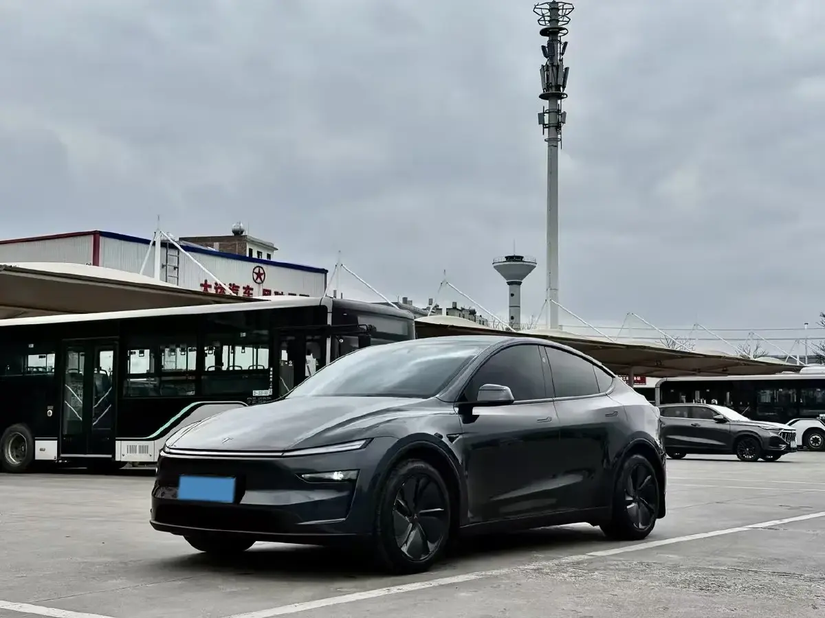 2025 Tesla Model Y BEV 62.5KWH
