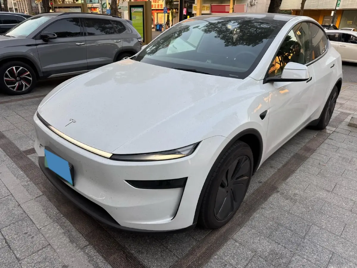 2025 Tesla Model Y BEV 62.5KWH
