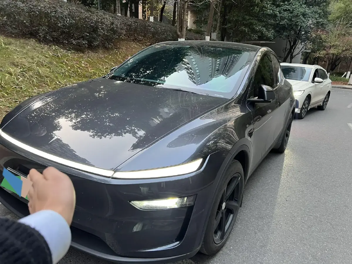 2025 Tesla Model Y BEV 62.5KWH