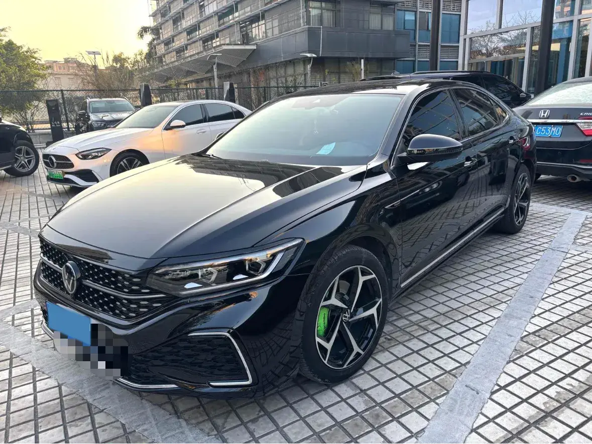 2024 Volkswagen Passat 2.0T 220HP L4 7DCT