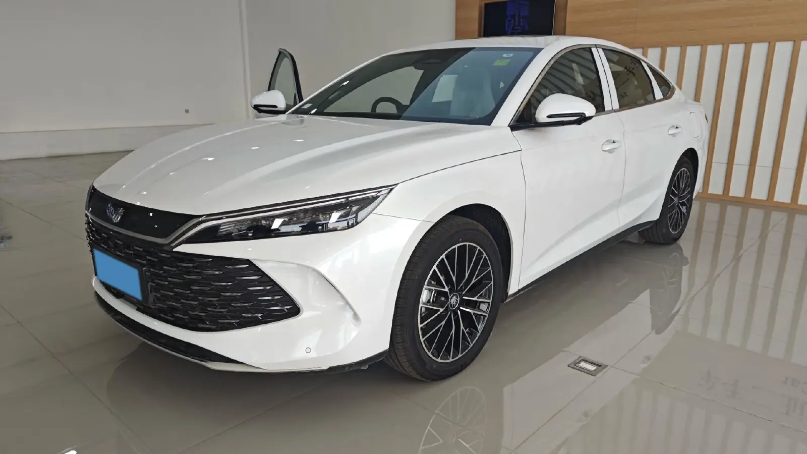 2024 BYD QinL 1.5L 101HP L4 E-CVT PHEV 15.87KWH