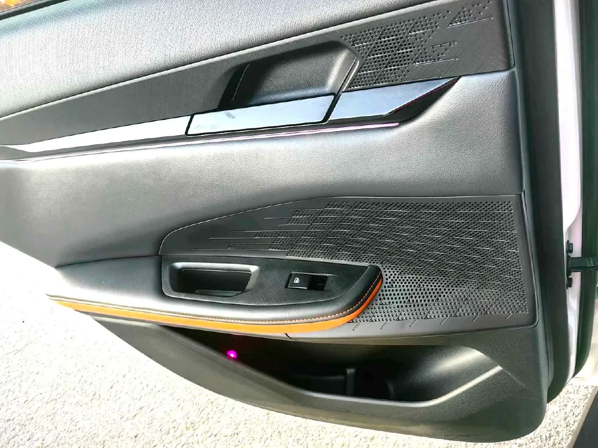 2022 ChangAn UNI-V 1.5T 188HP L4 7DCT,autocango,china used car exporter,china ev exporter,chinese used car exporter,chinese used ev exporter