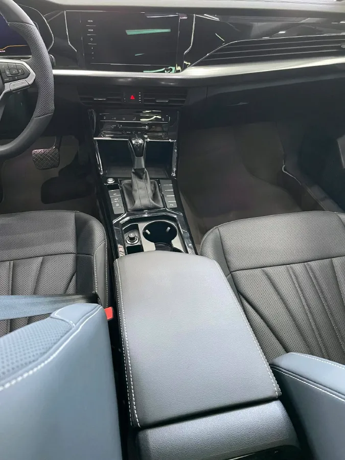 2025 Volkswagen Passat 2.0T 186HP L4 7DCT,autocango,china used car exporter,china ev exporter,chinese used car exporter,chinese used ev exporter