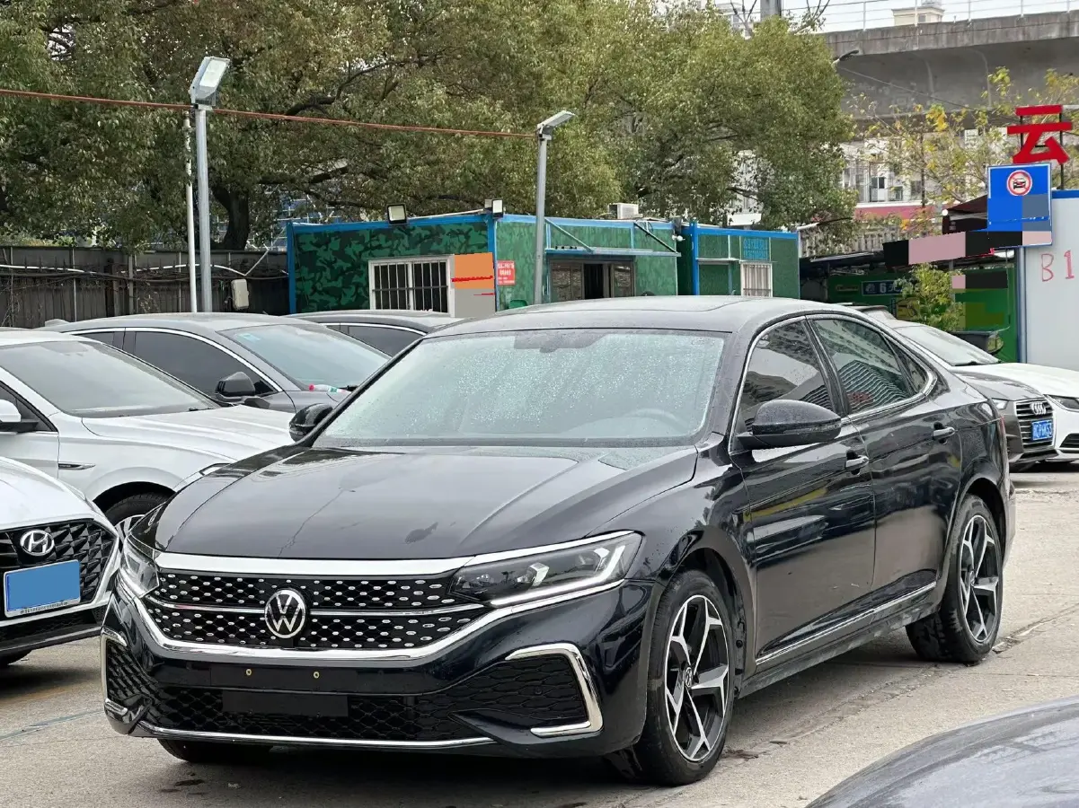 2024 Volkswagen Passat 2.0T 220HP L4 7DCT