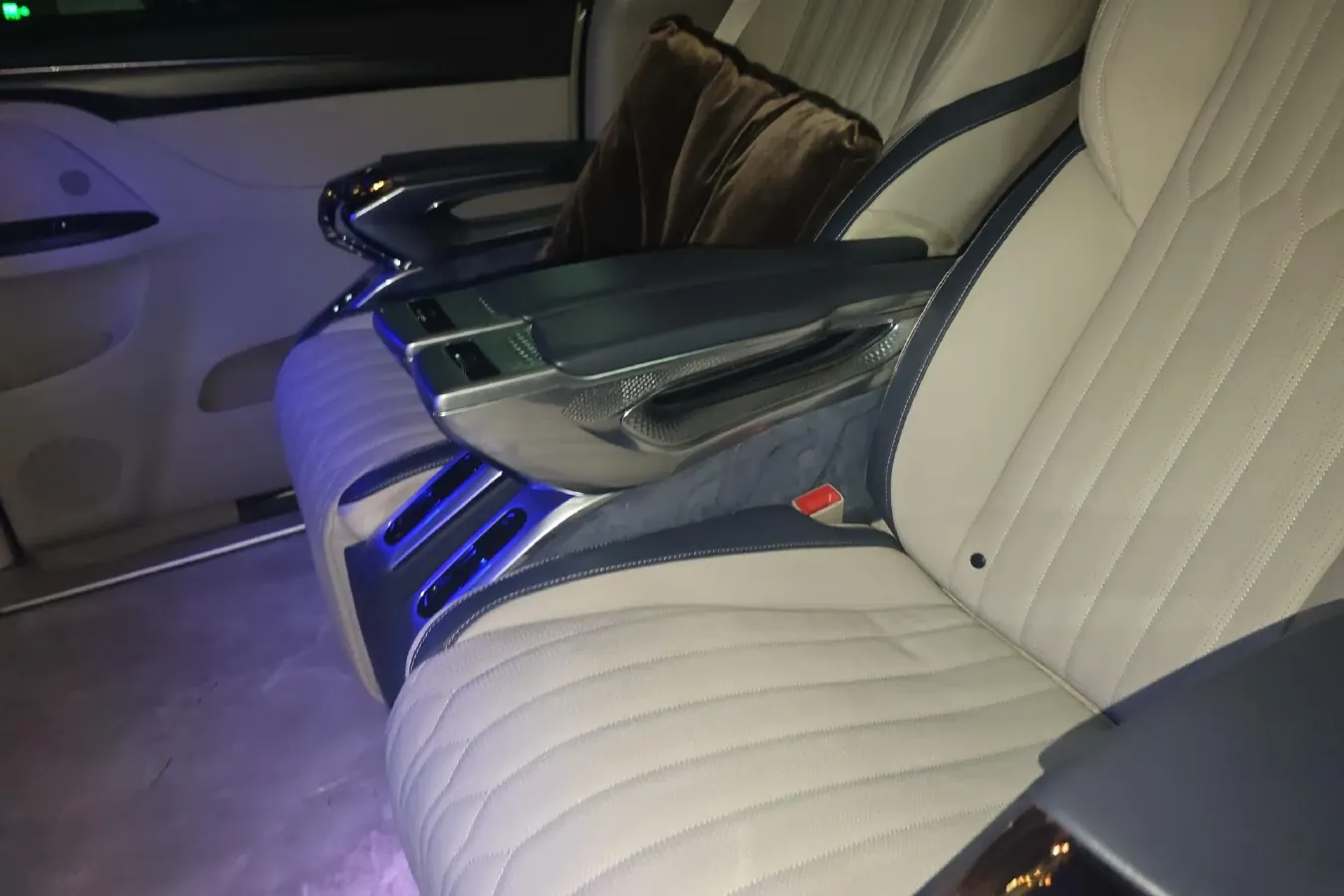 2022 Buick GL8 2.0T 237HP L4 9AT,autocango,china used car exporter,china ev exporter,chinese used car exporter,chinese used ev exporter