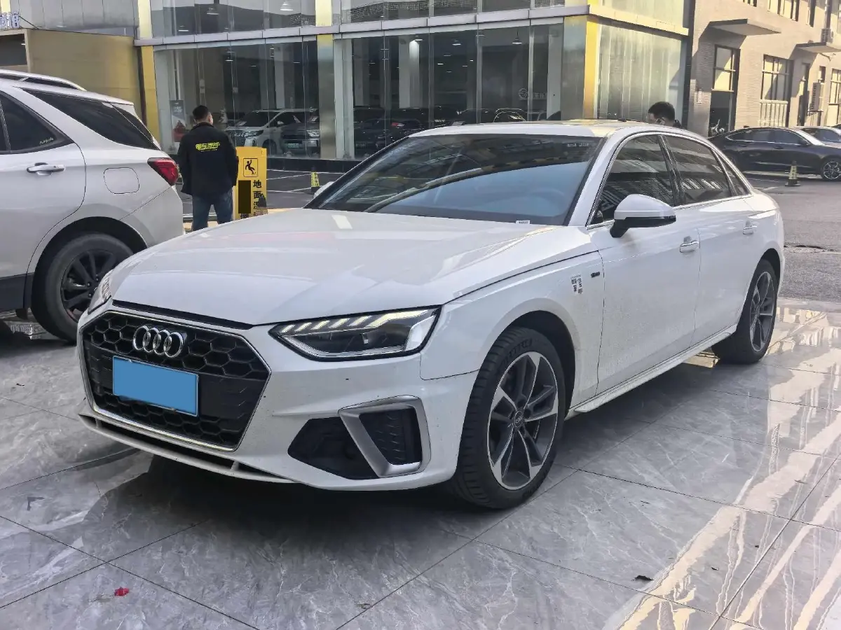 2025 Audi A4L 2.0T 190HP L4 7DCT