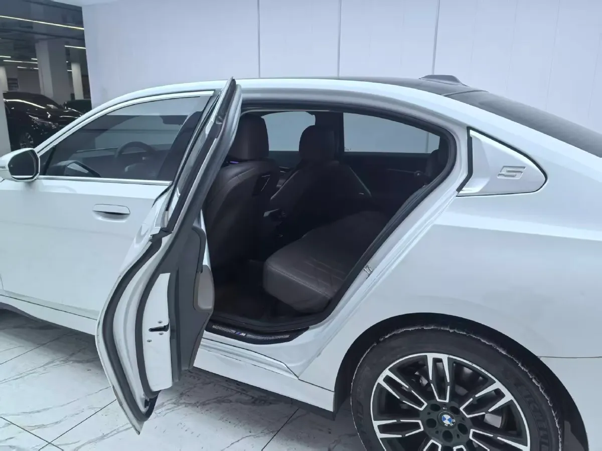 2024 BMW 5 Series 2.0T 190HP L4 8AT,autocango,china used car exporter,china ev exporter,chinese used car exporter,chinese used ev exporter
