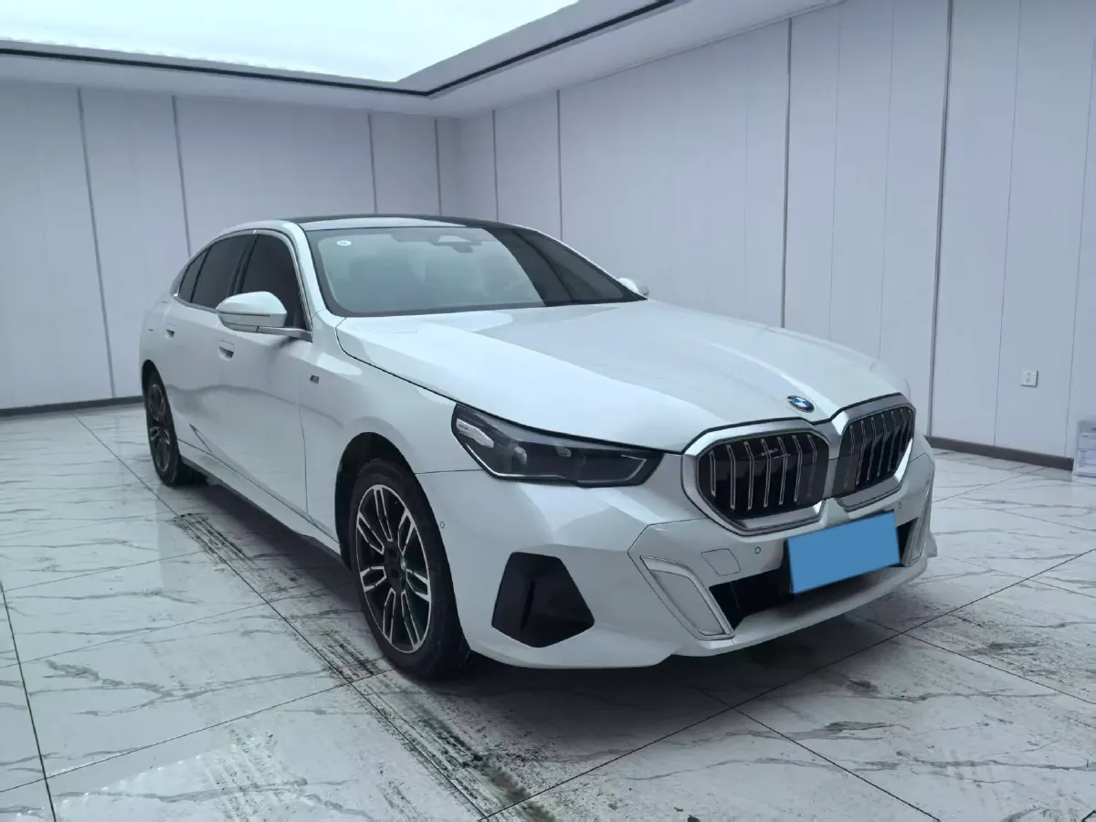 2024 BMW 5 Series 2.0T 190HP L4 8AT,autocango,china used car exporter,china ev exporter,chinese used car exporter,chinese used ev exporter