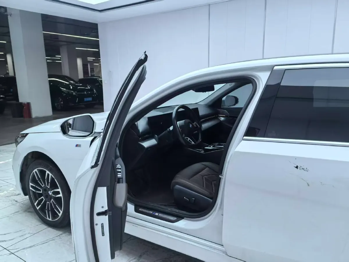 2024 BMW 5 Series 2.0T 190HP L4 8AT,autocango,china used car exporter,china ev exporter,chinese used car exporter,chinese used ev exporter