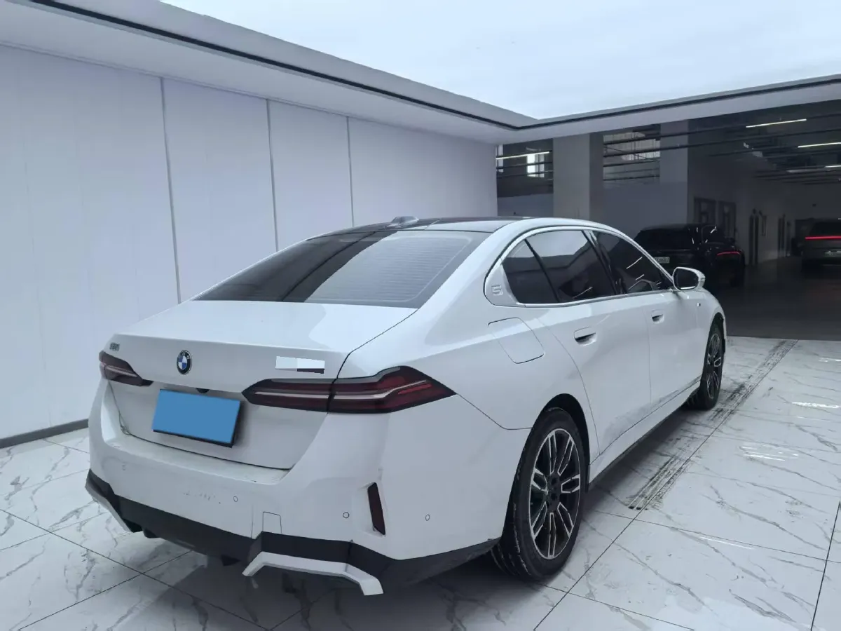 2024 BMW 5 Series 2.0T 190HP L4 8AT,autocango,china used car exporter,china ev exporter,chinese used car exporter,chinese used ev exporter