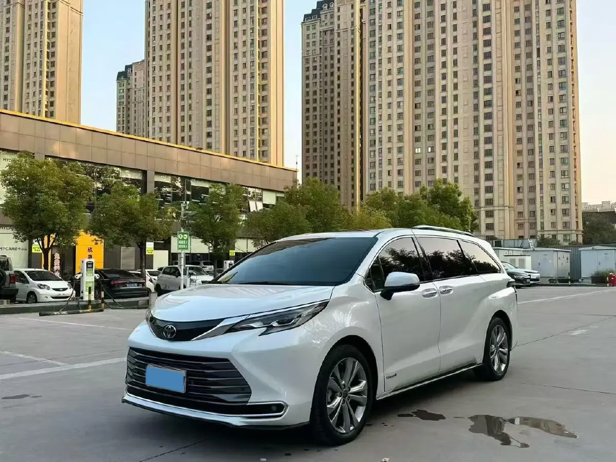 2023 Toyota Sienna 2.5L 189HP L4 E-CVT Hybrid