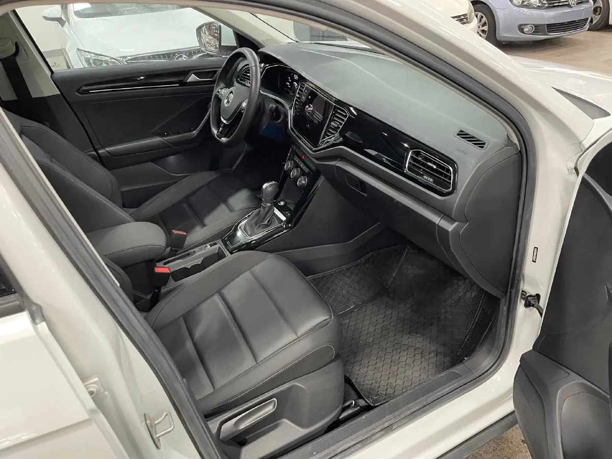 2021 Volkswagen T-Roc 1.4T 150HP L4 7DCT,autocango,china used car exporter,china ev exporter,chinese used car exporter,chinese used ev exporter