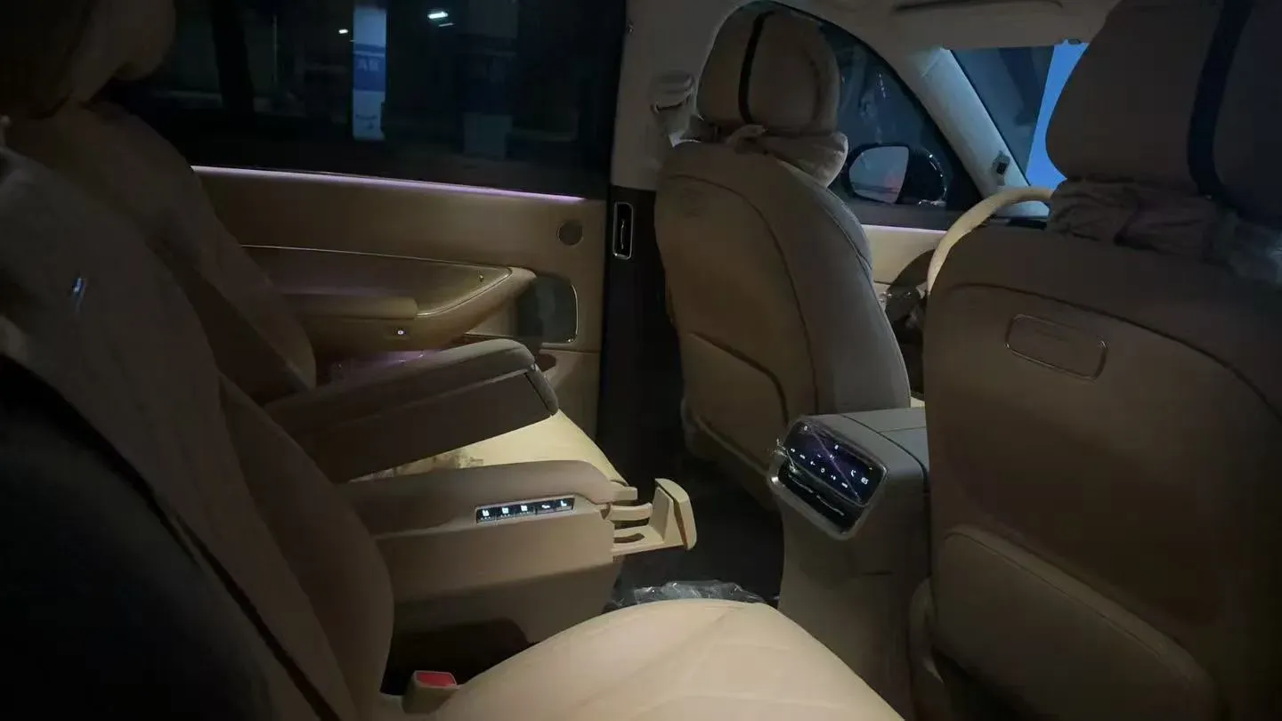 2025 AITO AITO M8 BEV,autocango,china used car exporter,china ev exporter,chinese used car exporter,chinese used ev exporter