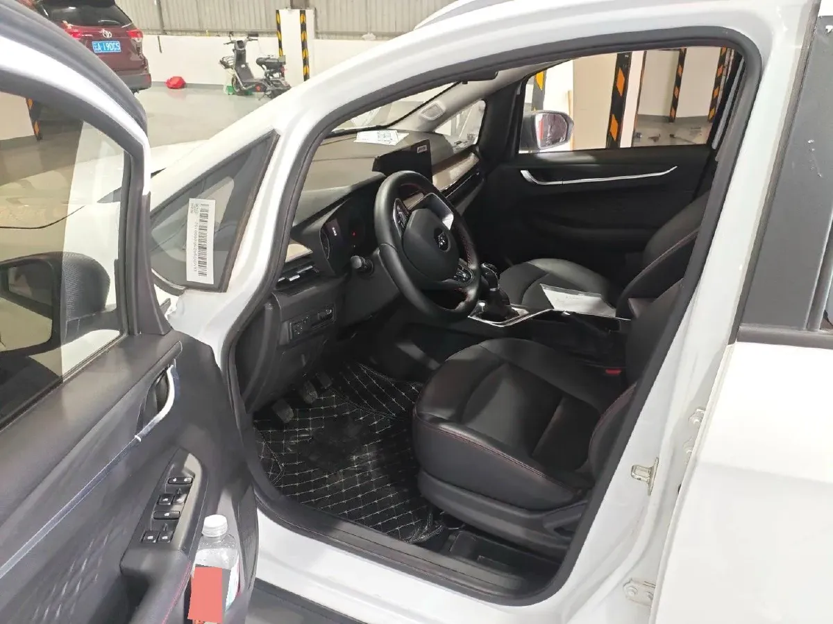 2022 Livan X3 PRO 1.5L 113HP L4 5MT,autocango,china used car exporter,china ev exporter,chinese used car exporter,chinese used ev exporter