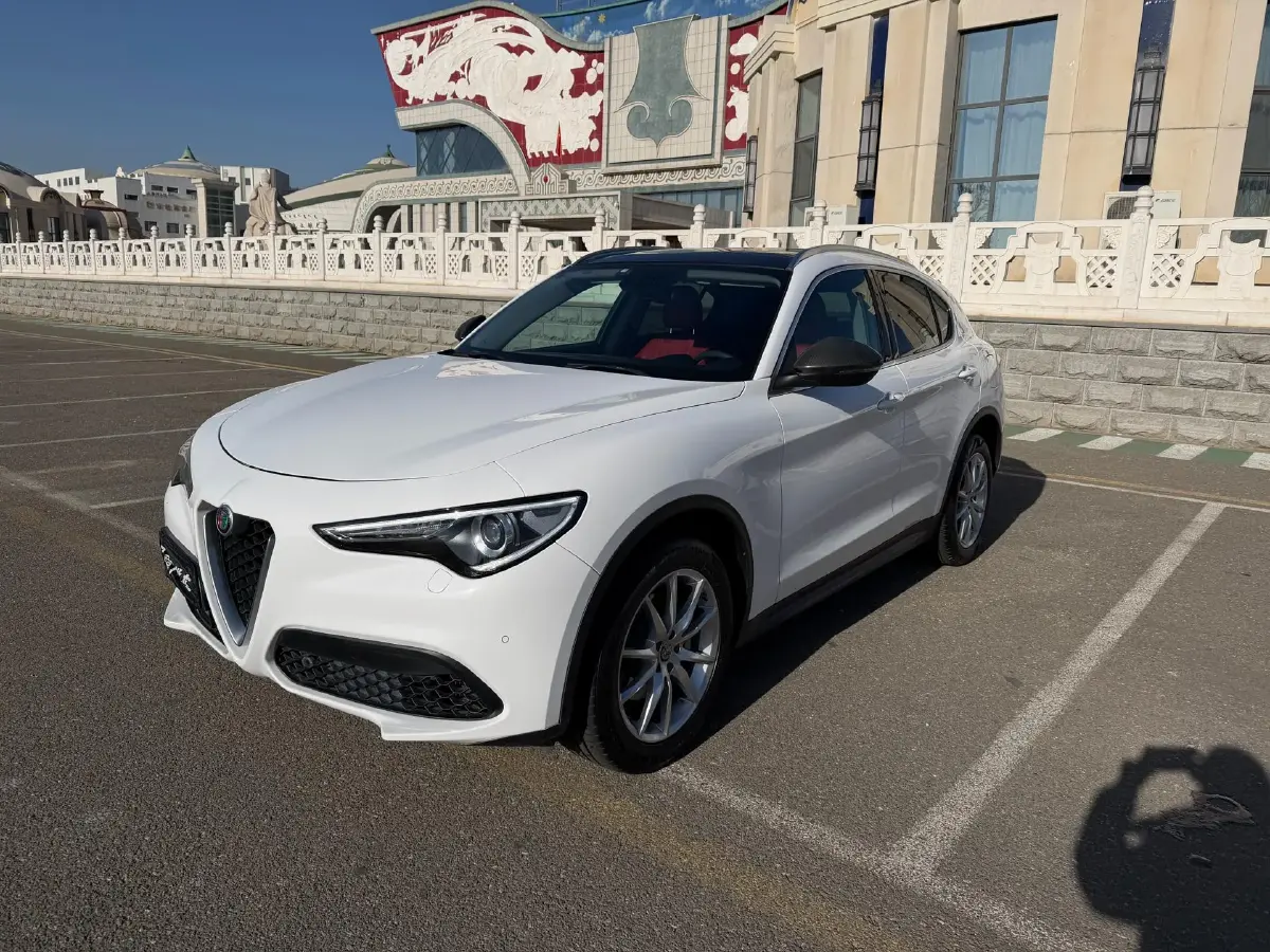 2017 Alfa Romeo Stelvio 2.0T 200HP L4 8AT