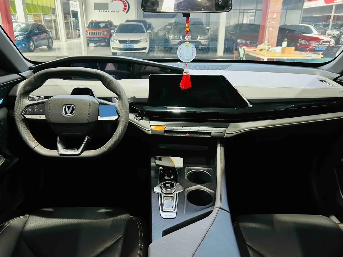 2022 ChangAn UNI-V 1.5T 188HP L4 7DCT,autocango,china used car exporter,china ev exporter,chinese used car exporter,chinese used ev exporter
