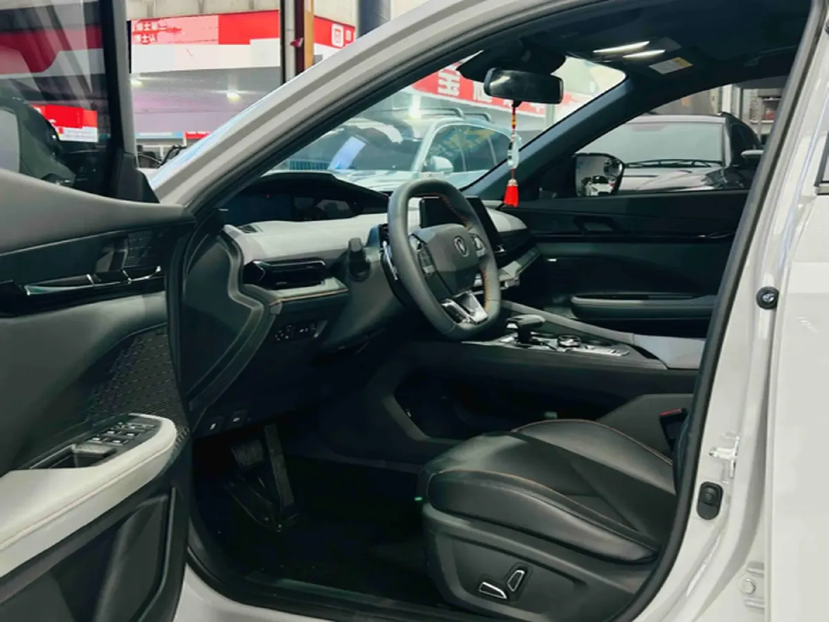 2022 ChangAn UNI-V 1.5T 188HP L4 7DCT,autocango,china used car exporter,china ev exporter,chinese used car exporter,chinese used ev exporter