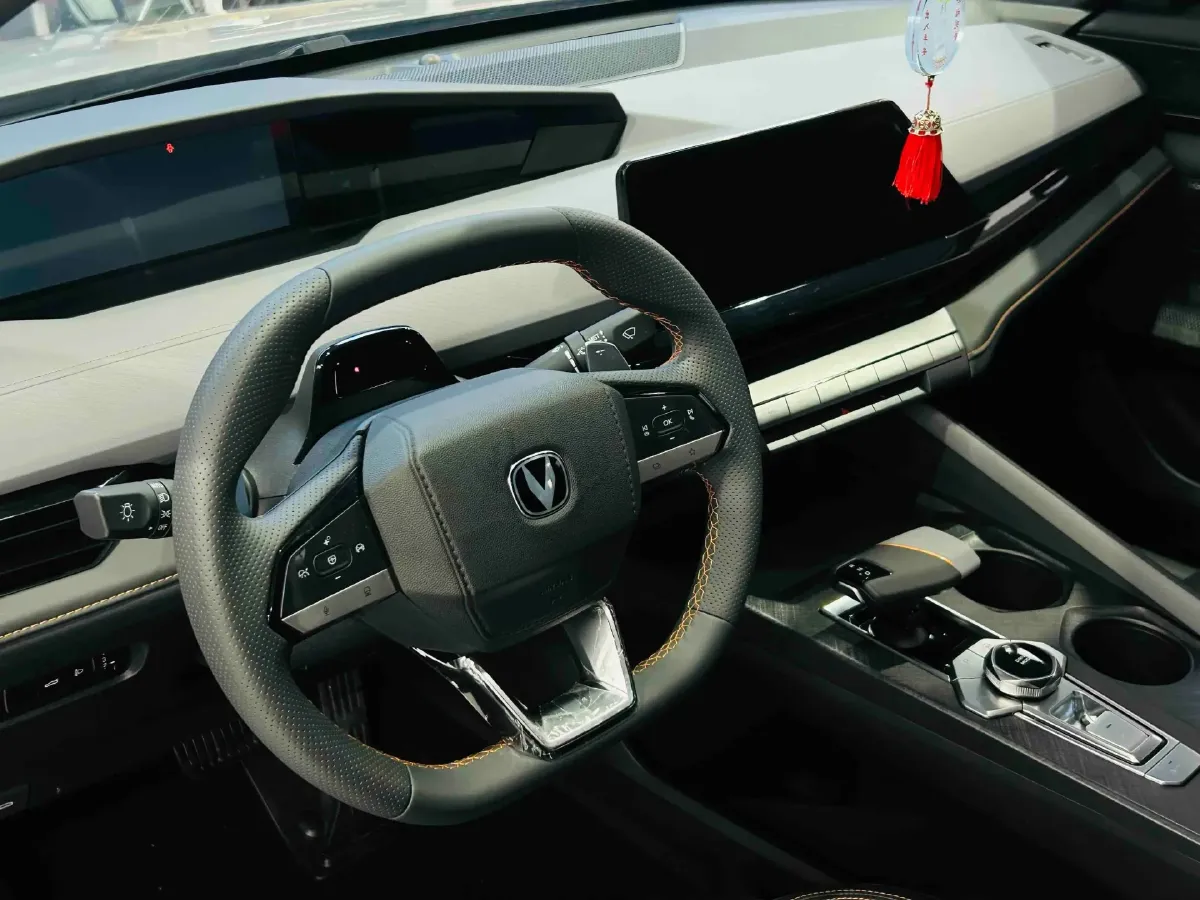 2022 ChangAn UNI-V 1.5T 188HP L4 7DCT,autocango,china used car exporter,china ev exporter,chinese used car exporter,chinese used ev exporter