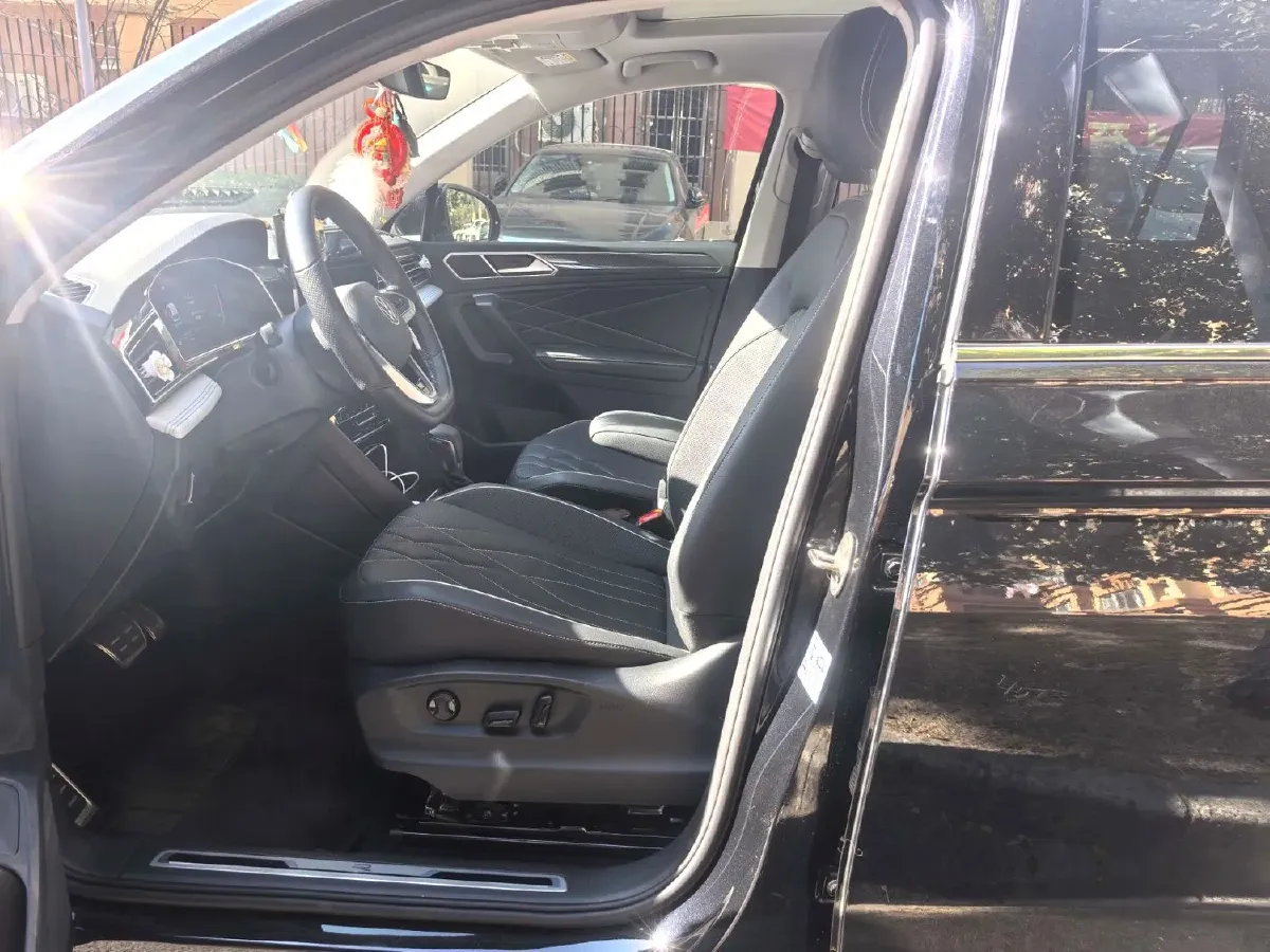2024 Volkswagen Tiguan L 2.0T 186HP L4 7DCT,autocango,china used car exporter,china ev exporter,chinese used car exporter,chinese used ev exporter