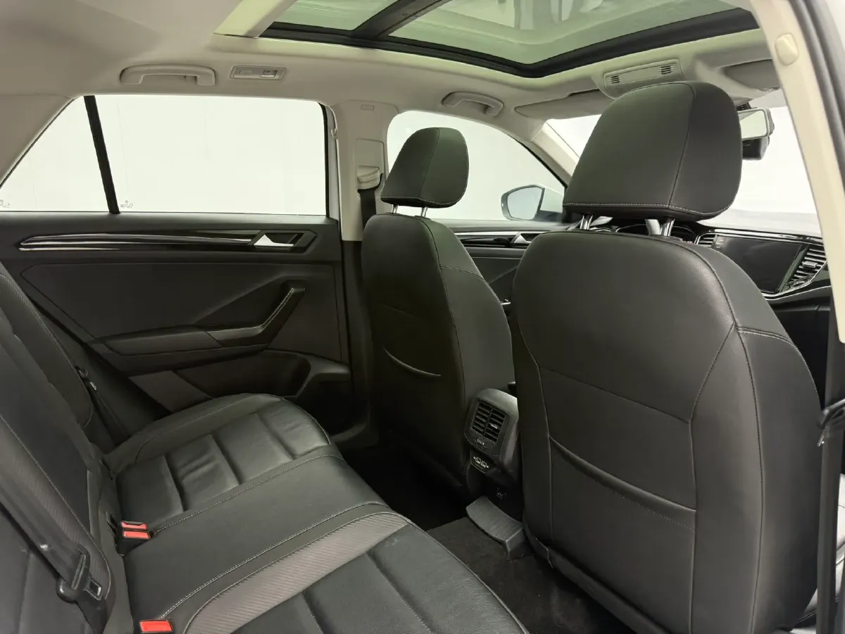 2022 Volkswagen T-Roc 1.4T 150HP L4 7DCT,autocango,china used car exporter,china ev exporter,chinese used car exporter,chinese used ev exporter