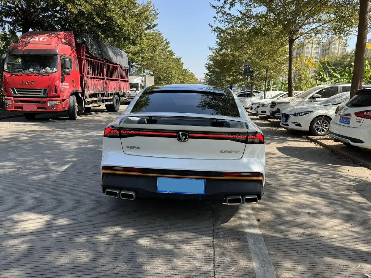 2024 ChangAn UNI-V 1.5T 188HP L4 7DCT,autocango,china used car exporter,china ev exporter,chinese used car exporter,chinese used ev exporter