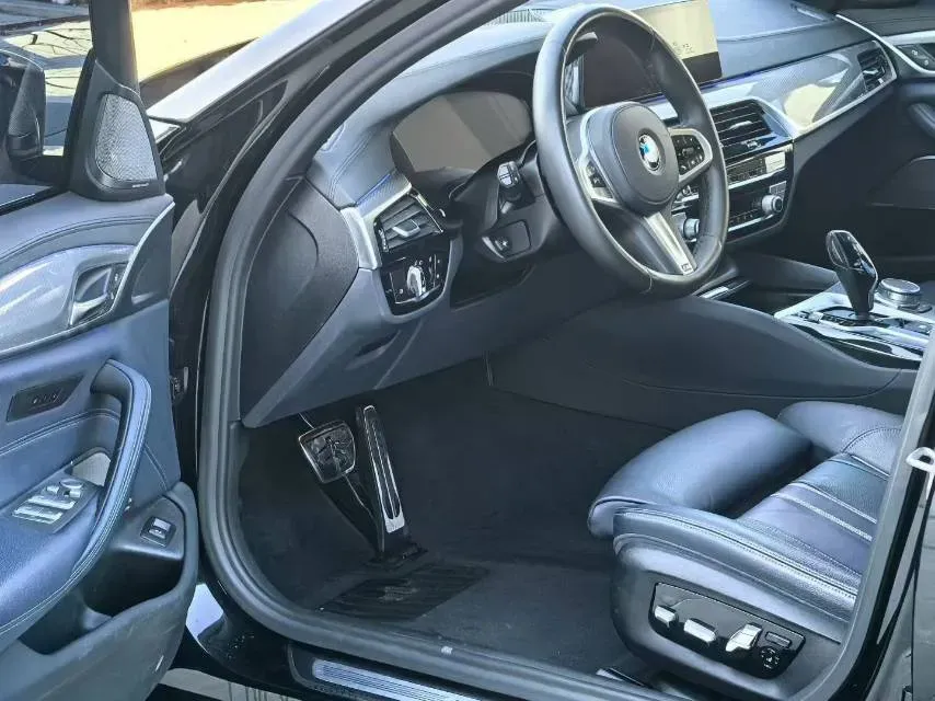 2020 BMW 5 Series 2.0T 252HP L4 8AT,autocango,china used car exporter,china ev exporter,chinese used car exporter,chinese used ev exporter